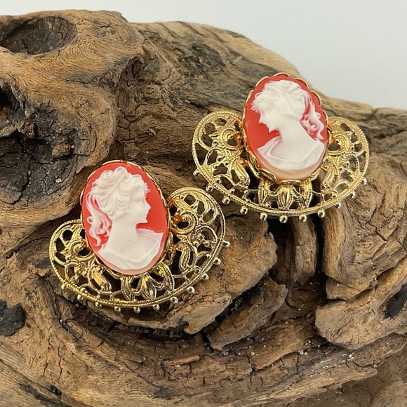 Resin Cameo Earrings, NOS, Gold Filigree Setting, Clip Ons, Victorian, Coquette - Picture 7 of 11